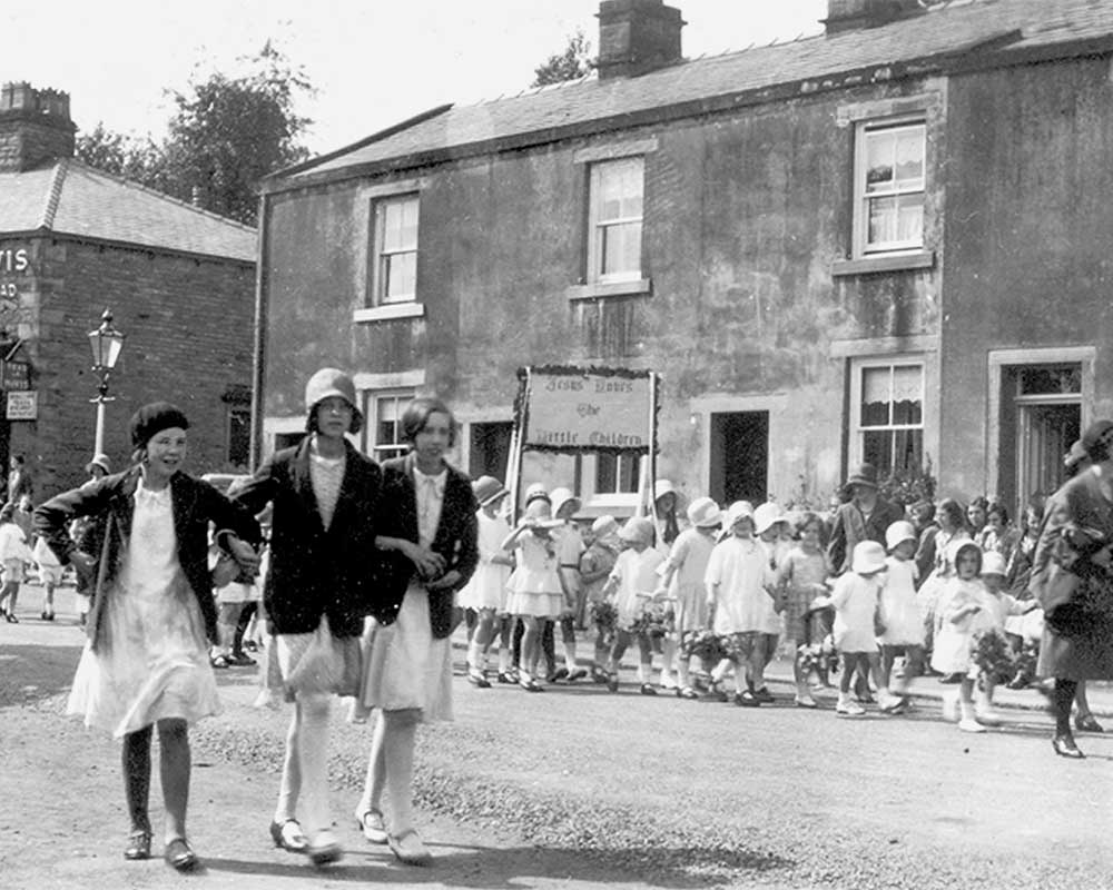 Parade on a street in Sabden